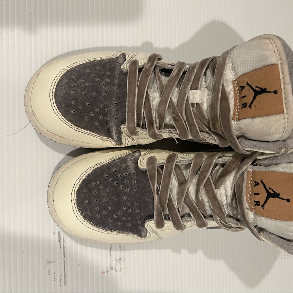 Jordan Kids Sneakers in Cream and Brown